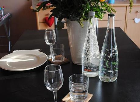 Une jolie déco de table avec les bouteilles personnalisée MyEvian