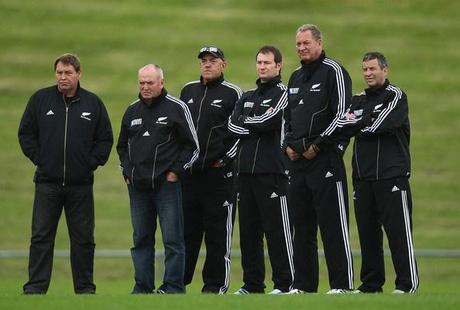 Gilbert Enoka avec le staff des All Blacks 2011