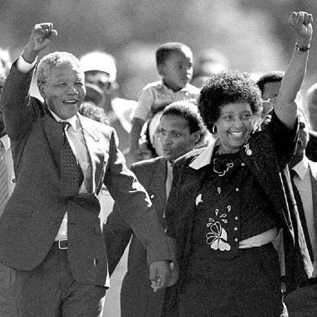 Nelson Mandela à sa sortie de prison le 11 février 1990