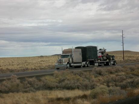 Le premier transport un truck en mauvais état et 2 Pete dans le désert.