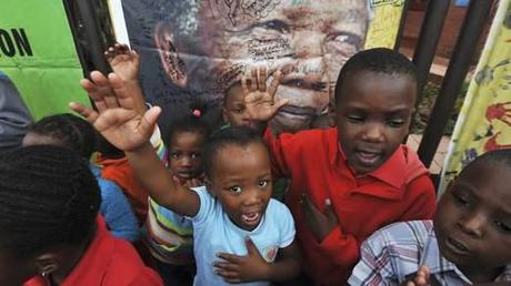 Les enfants réagissent lors d'un rassemblement de personnes en deuil sur Vilakazi Street, à Soweto