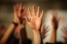 raise hands 8 moyens puissants pour améliorer votre langage du corps