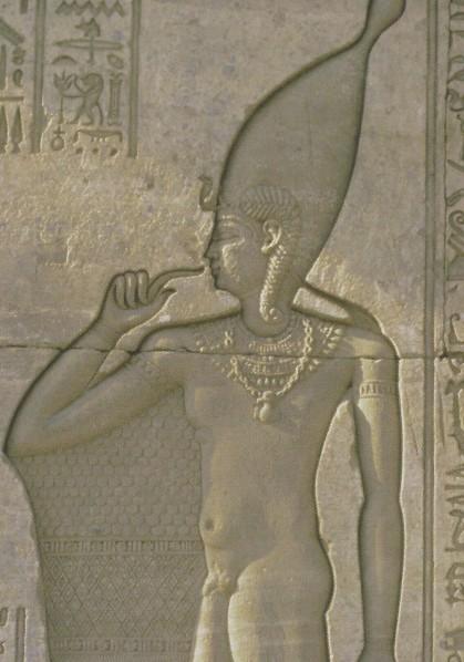 Il avait décidément tout pour plaire, il fut probablement la divinité la plus sympathique, l'enfant-dieu Ihy (2)... En Égypte ancienne ! Temple-de-Hathor-a-Denderah--bas-relief--le-neter-Ihy-p.jpg