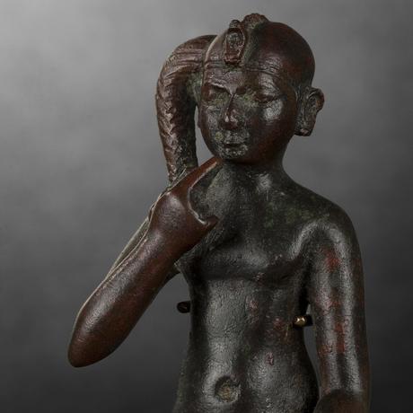 Il avait décidément tout pour plaire, il fut probablement la divinité la plus sympathique, l'enfant-dieu Ihy (2)... En Égypte ancienne ! http://medias.expertissim.com/objet/2011/4/20/12124664/statuette_Harpoecrate_3N.jpg