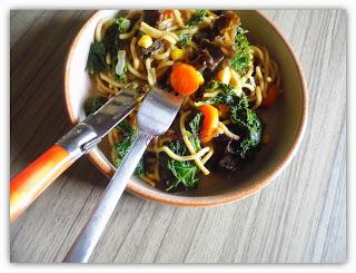 Nouilles chinoises, choux kale, légumes et champignons