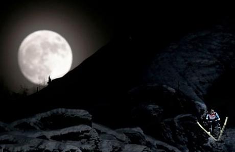 Séance d'entrainement de saut à ski en Norvège sous la pleine lune. 