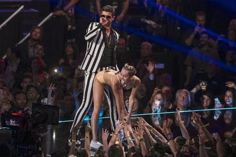 Miley Cyrus a eu ses règles et n'est plus une poupée Disney. Elle crée la polémique (et la gêne) lors des MTV Music Awards en compagnie de Robin Thicke.