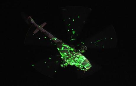 Un hélicoptère militaire survole la place Tahrir et se retrouve pointé par des centaines de lasers vert provenant de la foule.