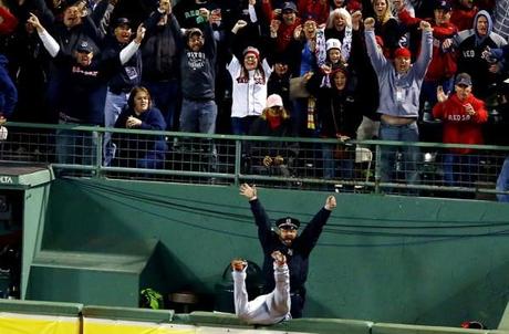 Un policier pas totalement neutre lors d'un match de baseball opposant les Red Sox de Boston aux Detroit Tigers.