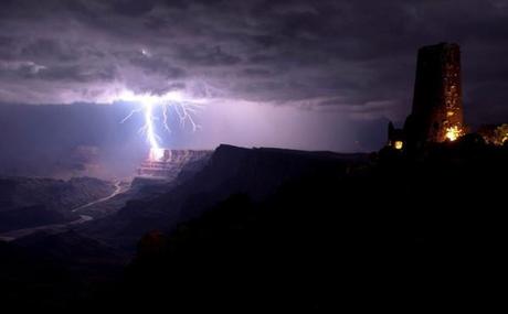 La foudre s'abat sur le Grand Canyon.