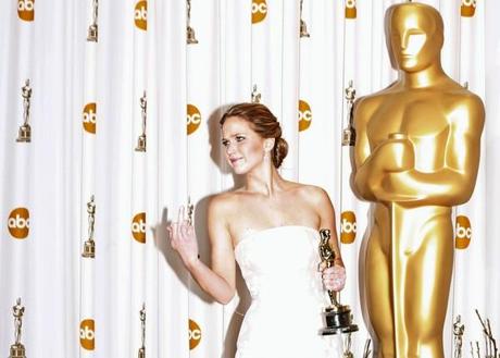 Jennifer Lawrence, toute en distinction avec son Oscar.