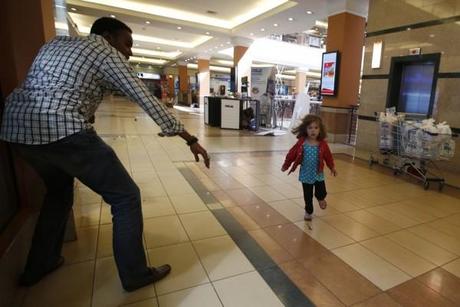 Une petite fille tente de rejoindre son père pour échapper à la prise d'otage mortelle du centre commercial de Neirobi au Kénya.