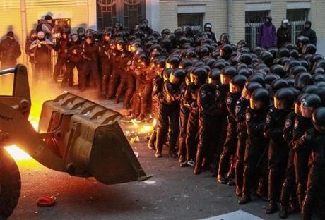 Protestation en Ukraine où les manifestants prennent possessions d'un tractopelle pour faire reculer les policiers.