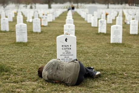 La détresse d'une femme qui se recueille sur la tombe de son frère, soldat mort en Afghanistan. 