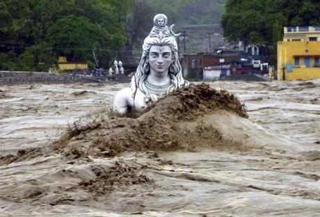 Inondation en Inde recouvrant quasi totalement la statue du dieu Shiva.
