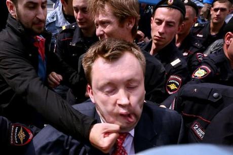 Le député russe Nikolaï Alexeyev militant pour les droits des homosexuels frappé par un activiste anti-gay.