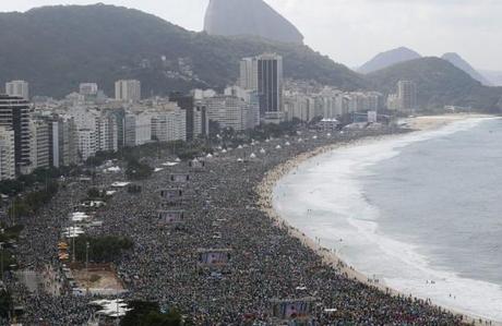 Des millions de gens entassés sur la plage de Copacabana pour célébrer le Pape François, en visite au Brésil.
