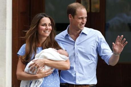 Le Prince William présente la nouvelle MILF Kate Middleton qui elle-même présente le nouvel enfant chéri du Royaume, George. 
