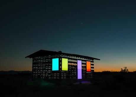 Une cabane transparente dans le désert Night