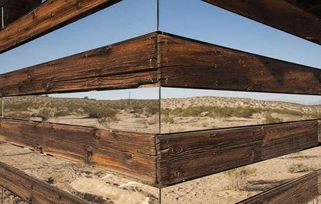 Une cabane transparente dans le désert transparent-cabin-6