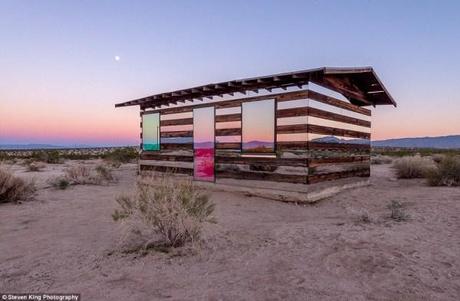 Une cabane transparente dans le désert Sunset1