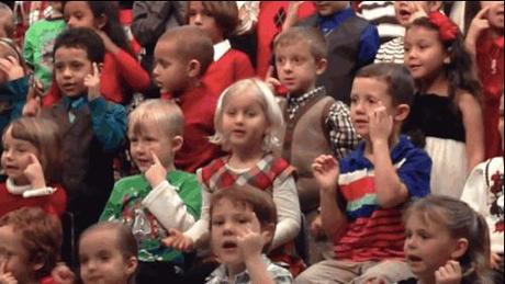 Une enfant signe le spectacle de fin d'année pour ses parents sourds