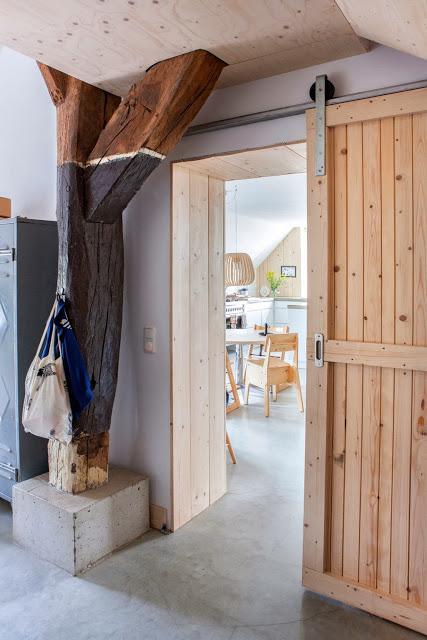 Porte intérieure en pin Maison d'Afferden Vtvonen via Nat et nature Une rénovation lumineuse et naturelle
