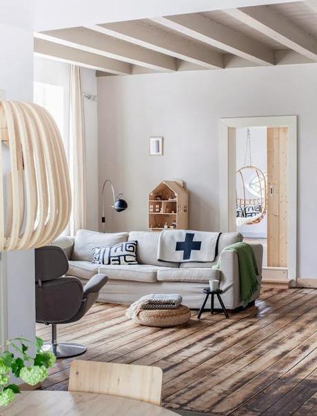 Porte coulissante en bois Maison d'Afferden Vtvonen via Nat et nature Une rénovation lumineuse et naturelle