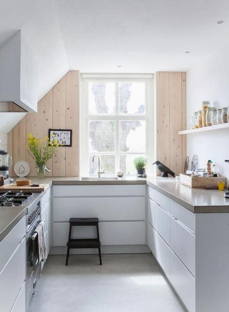Cuisine blanche et bois Maison d'Afferden Vtvonen via Nat et nature Une rénovation lumineuse et naturelle