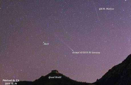 Géminides 2013 et la comète Lovejoy passant à côté de l'amas d'Hercule photographié au-dessus de la Grande Muraille de Chine par par Zhan Xiang