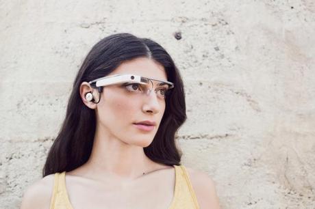 Google Glass : clignez de l’œil pour prendre des photos earbud1