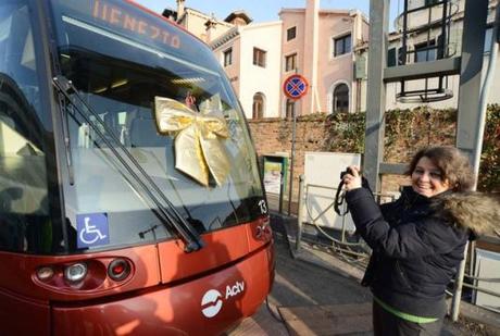 Les anfants de Venise à la découverte du nouveau tram