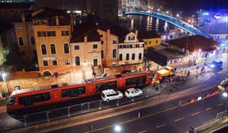 Le tram arrive à Venise piazzale Roma