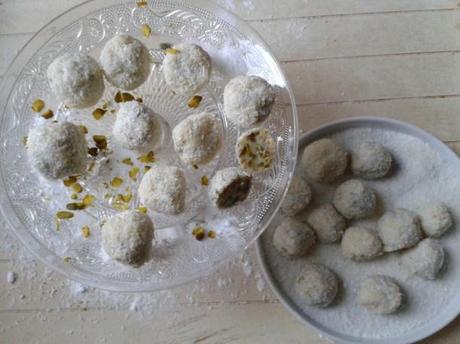 Truffes blanches à la pistache et à la noix de coco truffes b