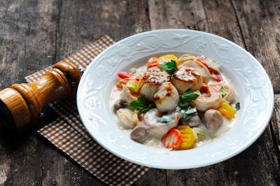 Comme une blanquette de Saint-Jacques et de crevettes… Une p'tite idée de plus pour les fêtes ! Comme une blanquette de Saint-Jacques et de crevettes… Une p'tite idée de plus pour les fêtes !