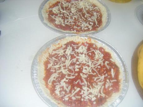 Pizza croustillante à la sauce, thon et fromage