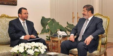 En juillet 2012, le président égyptien Mohamed Morsi, à droite, avait chargé Hicham Qandil de former un nouveau gouvernement.