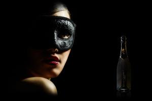 Luvienz – le premier Champagne au caviar masquerade mask