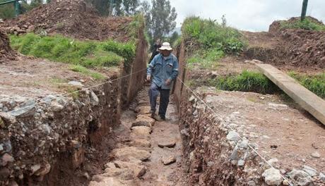Un canal Inca de 16 mètres de long découvert à Sacsayhuaman près de Cuzco