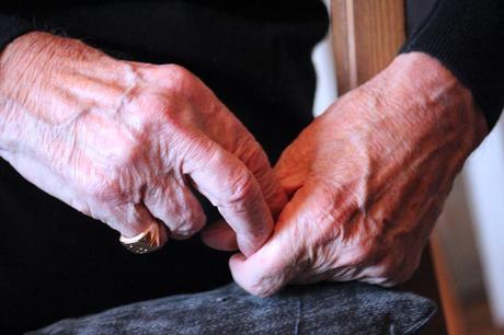 mains Du paradoxe de Noël