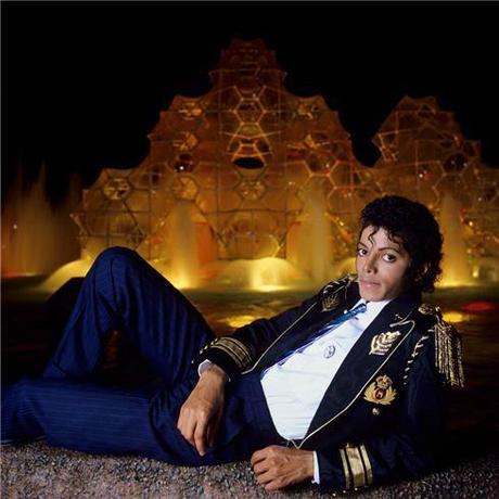 Michael Jackson et Lynn Goldsmith 1984-Lynn-Goldsmith_michael-jackson-sitting-in-front-of-fountain
