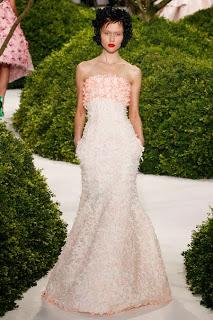 défilé haute couture dior printemps été 2013 belle robe bustier longue brodée d'or et de perles. Défilé haute couture à paris pendant la fashion weeks.