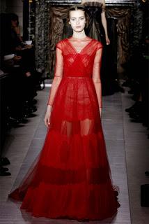 défilé Valentino printemps été 2013 robe rouge du défilé Valentino printemps été 2013. Robe somptueuse rouge transparente, sexy e féminine. Robe longue de cérémonie canne, portée par une belle mannequin lors de la fashion week haute couture milan paris