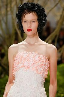 défilé christian dior printemps été 2013 robe haute couture christian dior , robe longue bustier brodé de fleurs et de pétales orange