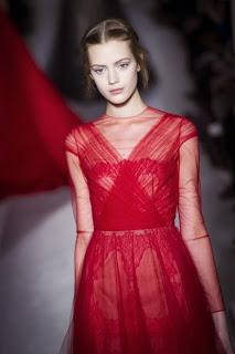 défilé Valentino printemps été 2013 robe rouge valentino en dentelle rouge et mousseline de soie transparent. mannequin femme de fashionweek. Robe parfaite rouge et sexy, glamour et féminine. Une vrai robe dans l'esprit lingerie et haute couture, photo blog Vanessa Lekpa