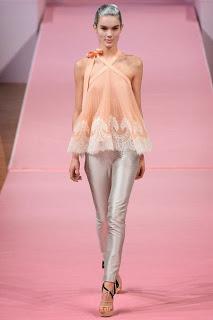 défilé Alexis Mabille printemps été 2013 paris haute couture blouse romantique en soie et dentelle rose pale alexis mabille. pantalon en satin de soie gris lamé, chemissié romantique et bohème en dentelle saumon et soie.