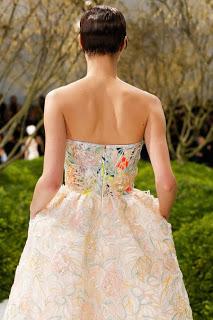 défilé haute couture dior printemps été 2013 robe bustier élgante de luxe broderie et dentelle francaise
