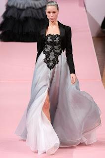 défilé Alexis Mabille printemps été 2013 paris haute couture robe de soirée d'alexis mabille, longue mousseline de soie blanche et dégradée de gris et noir. Bustier en dentelle noire brodé à la main de perles et de paillettes. Créations unique de haute coutre.
