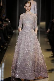 défile Elie Saab haute couture printemps été 2013 défilé haute couture d'Elie saab paris en 2013 robe sublime parme mauve en dentelle brodée de perles de fil de soie de paillette et de plumes. Mannequin brune de la fashion week