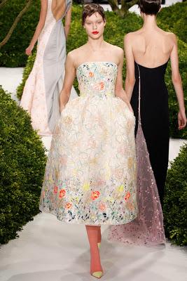 défilé haute couture dior printemps été 2013 robe dior classie avec son bustier rébrodée de fleurs et de perles. déal pour le printemps.